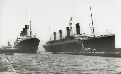 El RMS Titanic es sacado del dique seco para permitir que su buque gemelo, el RMS Olympic, reemplace una hélice, 6 de marzo de 1912